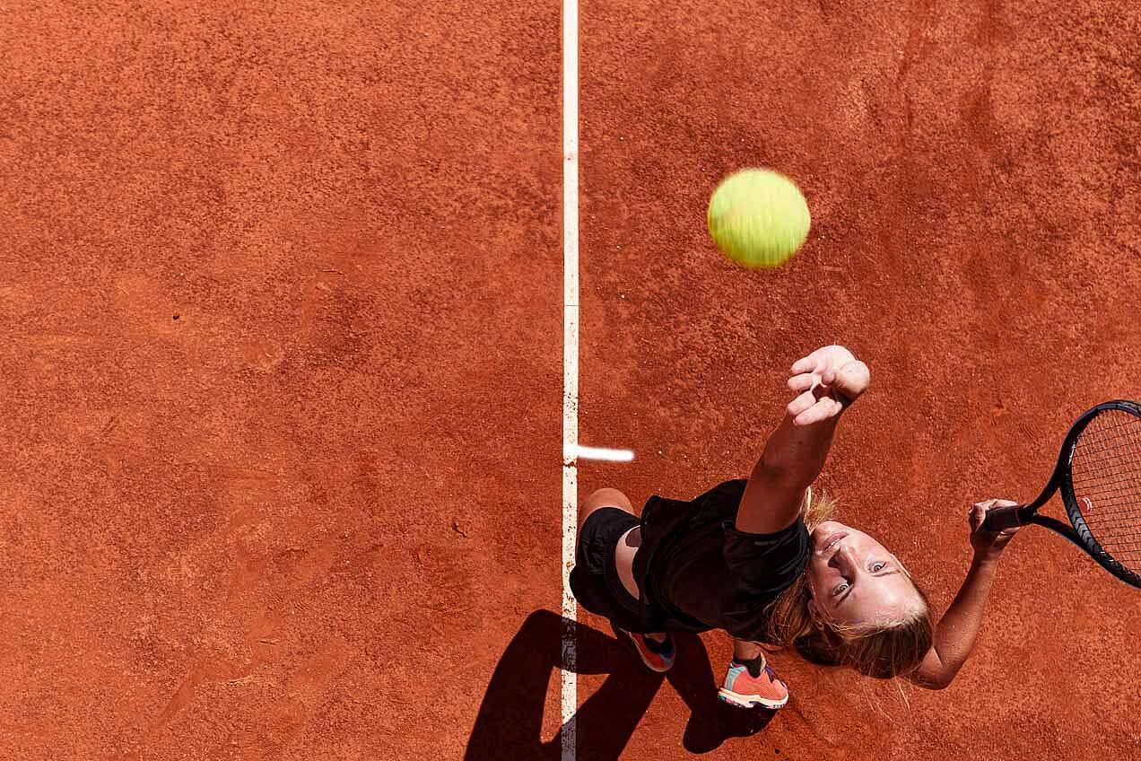 Tennisspielerin beim Aufschlag