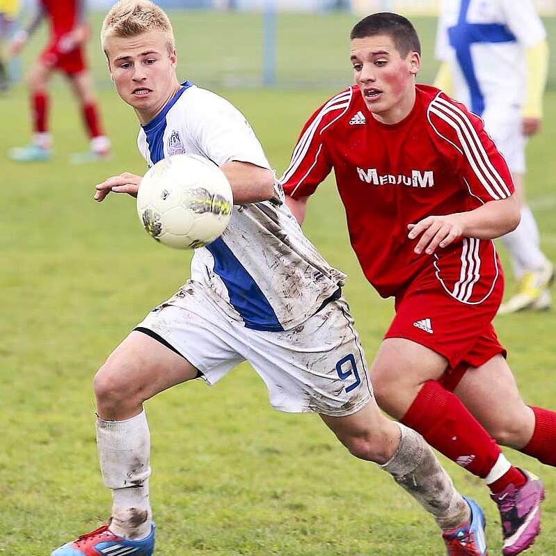 Zwei Fußballspieler im Zweikampf