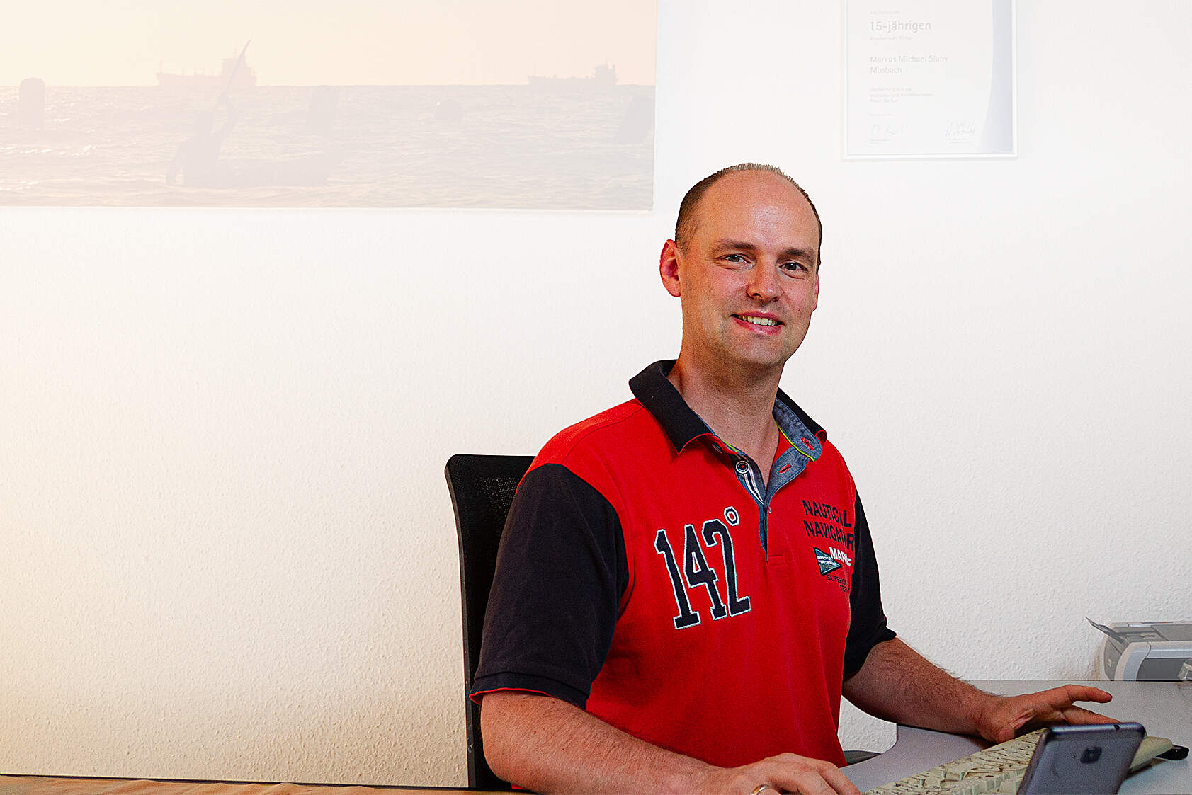 Markus Slaby am PC bei der Wartung einer Webseite.