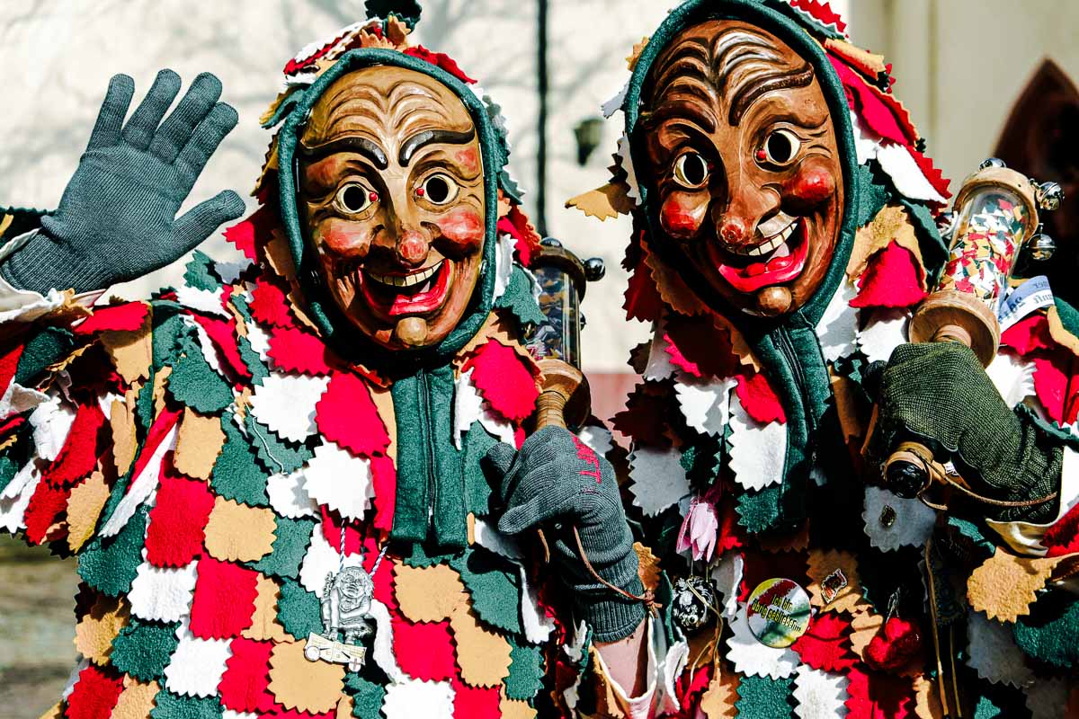 Werbeideen für die Faschingszeit zwei kostümierte Personen im Fasching