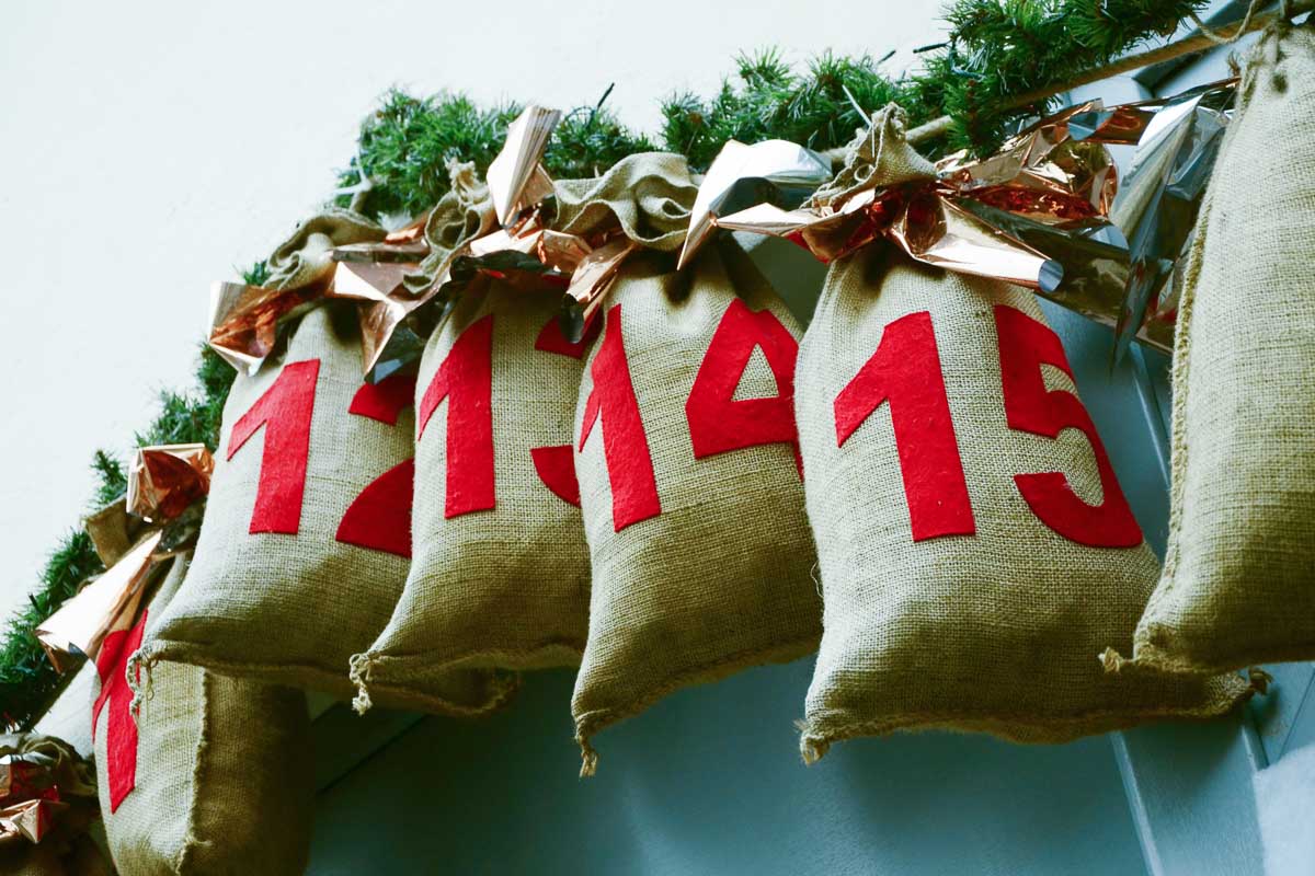 Säckchen-Adventskalender in einem Unternehmen als Marketing-Aktion im Dezember.