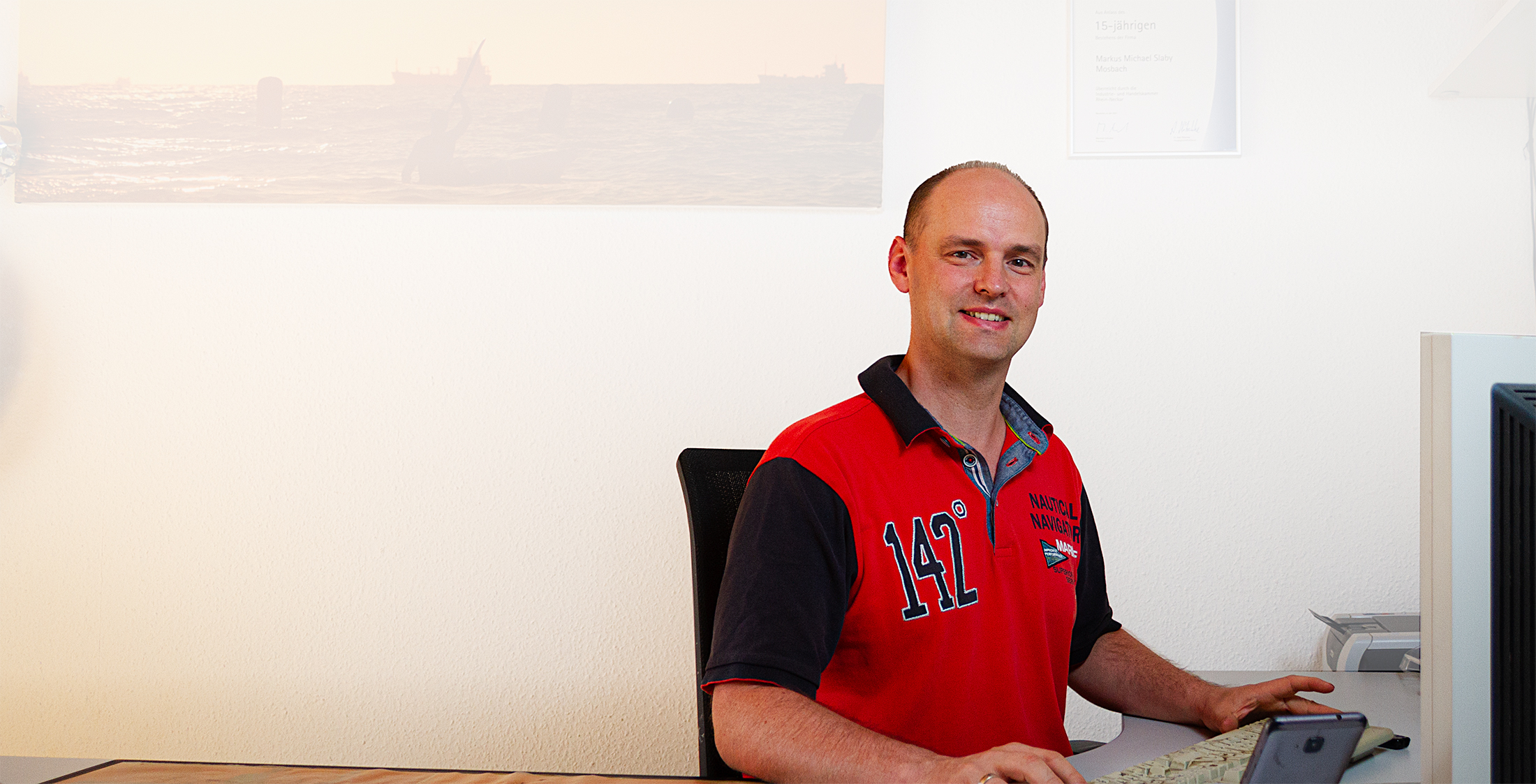 Markus Slaby am PC bei der Wartung einer Webseite.