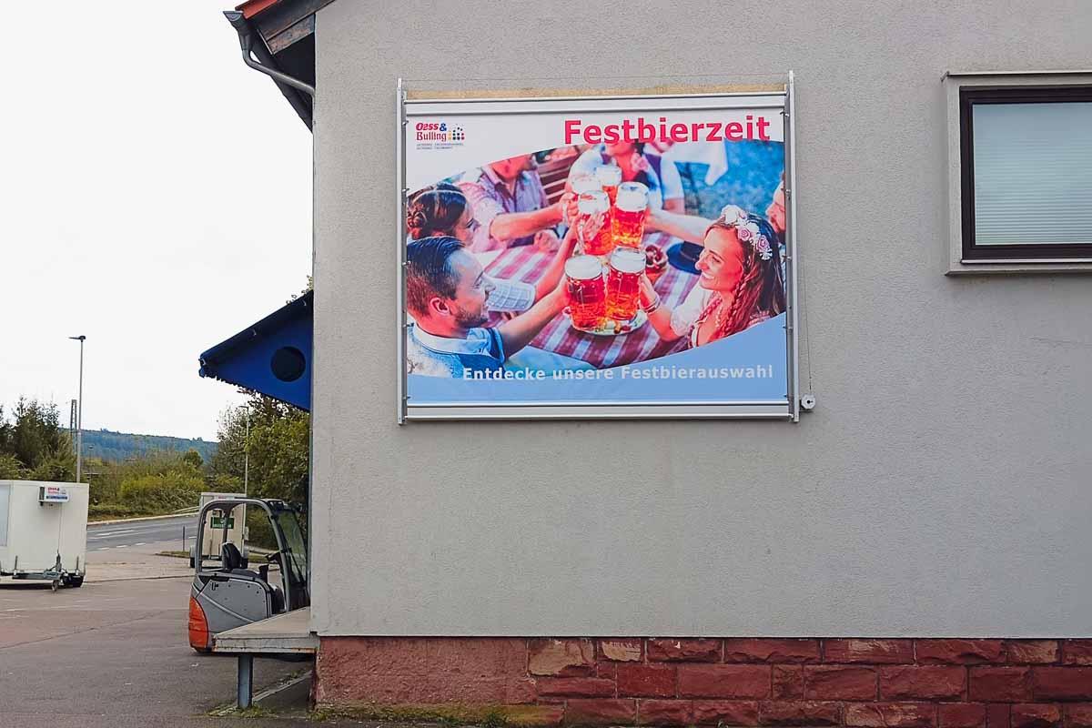 Großplakat Getränkewerbung Festbierzeit an Hausfassade