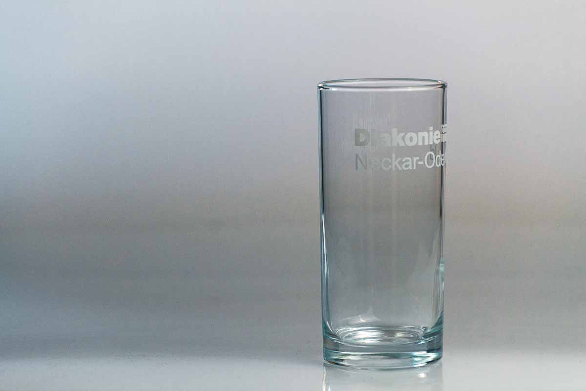 Glas mit Vereinslogo