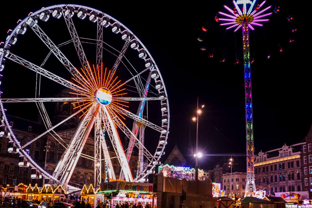Riesenrad auf einem Jahrmarkt